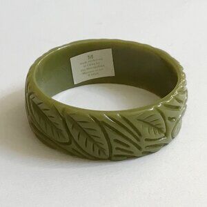 MMA Metropolitan Museum of Art Carved Green Leaf Plastic Fakelite Bangle